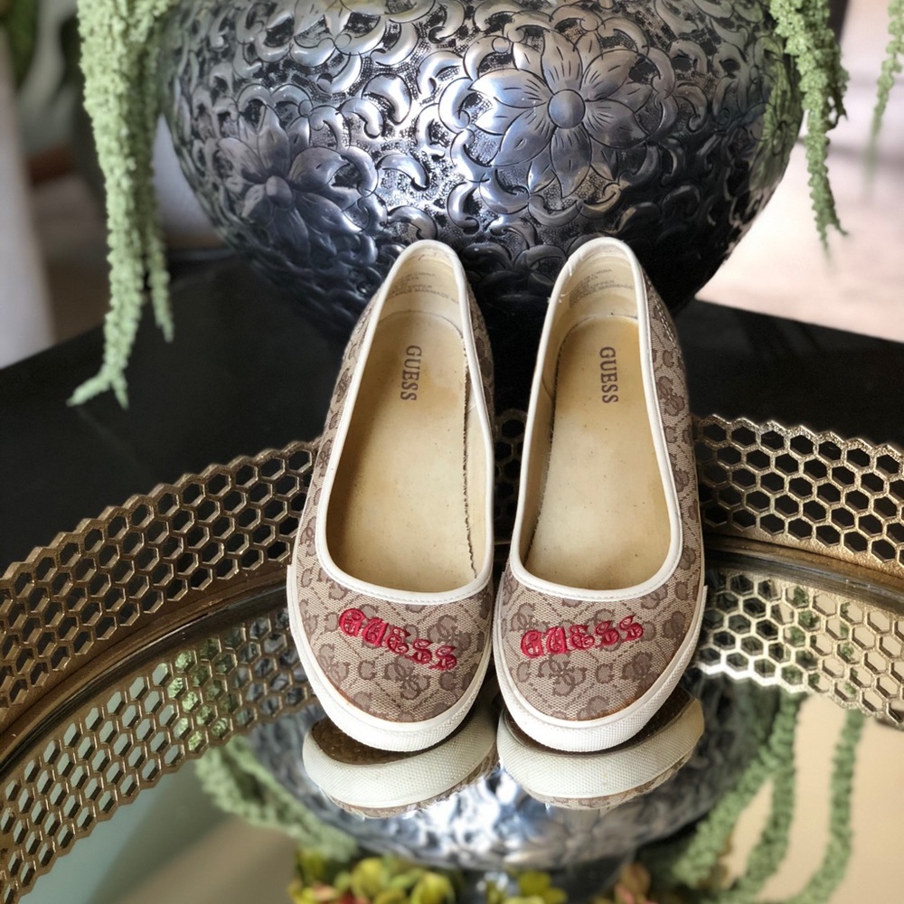 Classic Guess Flat Shoes Red and Tan (Size 9.5)